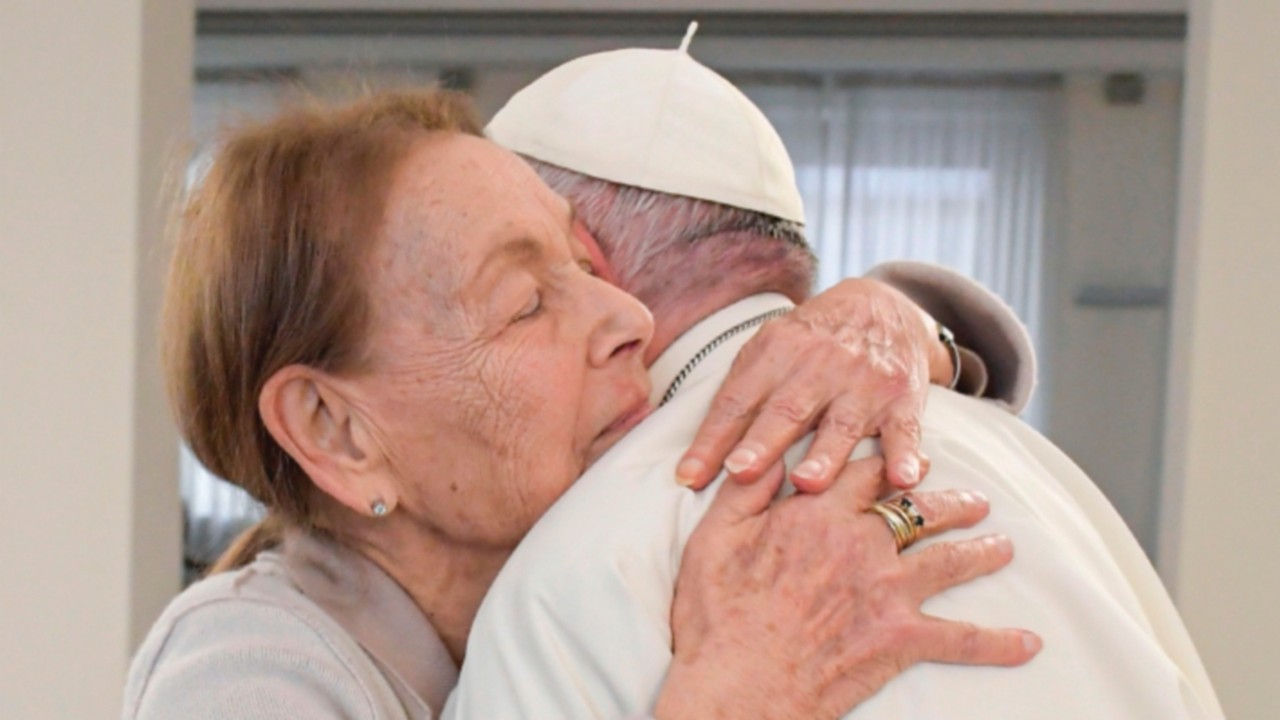 In the photo, Edith Bruck in the second meeting with the Pope