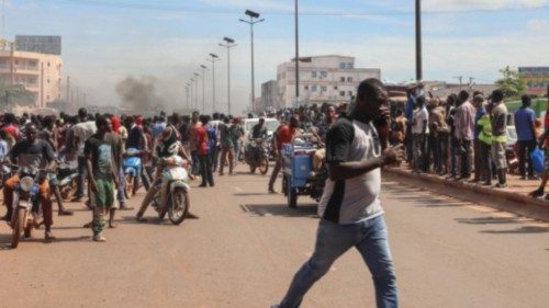 epaselect epa11609789 Local residents react near the site of an attack in Bamako, Mali, 17 September ...